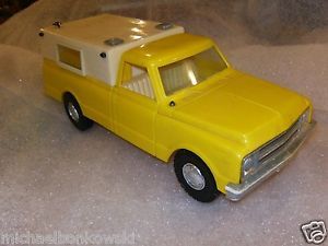 Processed Plastic Toys Aurora IL GMC Weekender Pickup Truck with Cap Y W